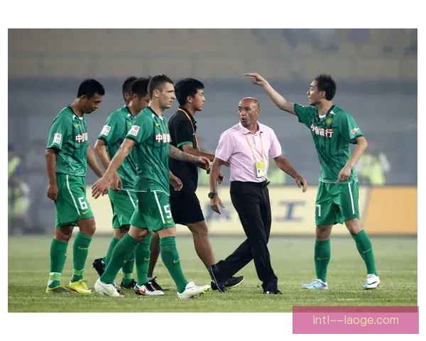 中超焦点对决 北京国安主场与山东泰山互交白旗 握手言和